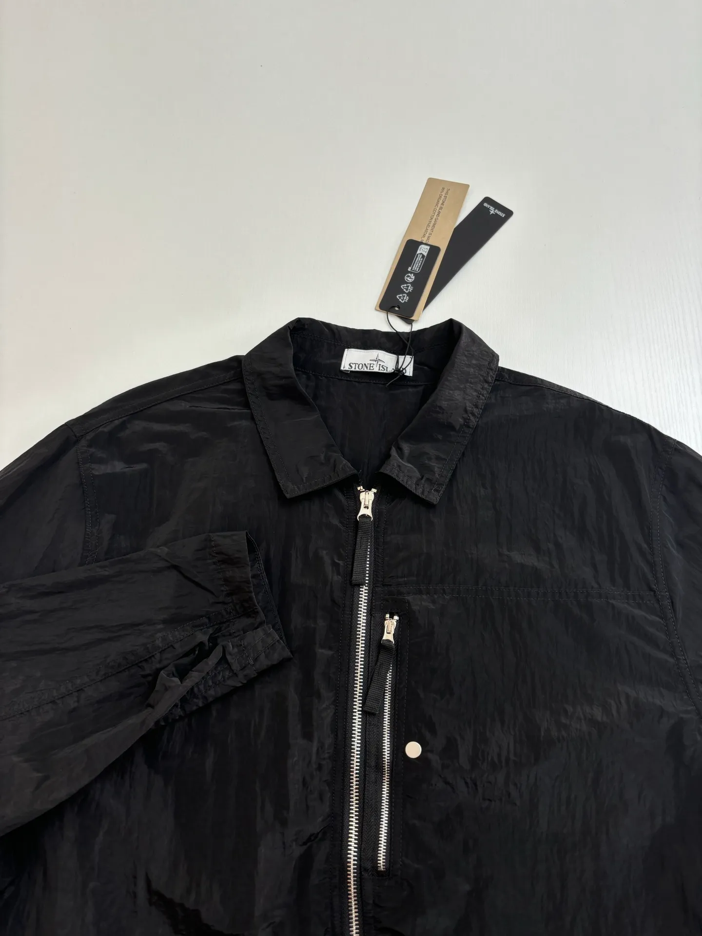 P490 Stone Lslan*/Stone Island Arm Sleeve Logo Jacket Jacket Made of woven nylon fiber, it is extremely lightweight, durable and wear-resistant. During the spinning process, the nylon fiber is steam-treated to obtain a texture comparable to organic fiber. Multiple work pockets are hand-sewn. A finished product is very time-consuming and labor-intensive. Just to pursue the most perfect texture. Classic logo square badge on the placket. Thickened quilting, windproof and warm. A full set of special buttons and hardware accessories. Original YKK zipper fabric is waterproof.  Size：S/M/L/XL
